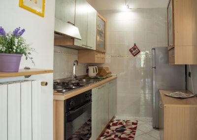 Angolo cottura del Cevedale con piano a gas, forno e frigorifero
