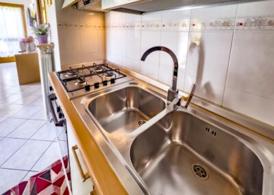 Lavello a doppia vasca e piano cottura a gas nella cucina del Cevedale