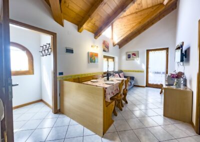 Soggiorno del Cevedale visto dall'ingresso, con travi a vista e finestra