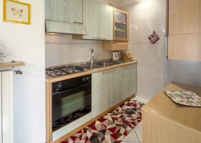 Cucina del Cevedale con forno, piano cottura e lavello