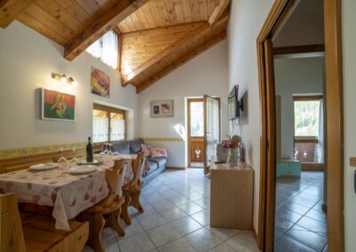 Zona pranzo del Cevedale con finestra e passaggio verso il corridoio