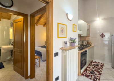 Disimpegno del Cevedale con porta della camera e scorcio della cucina