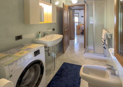 Bagno del Cevedale con lavabo, bidet, lavatrice e box doccia