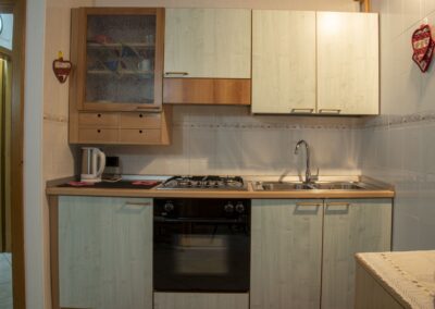 Cucina del Presanella con piano cottura a gas, forno e pensili