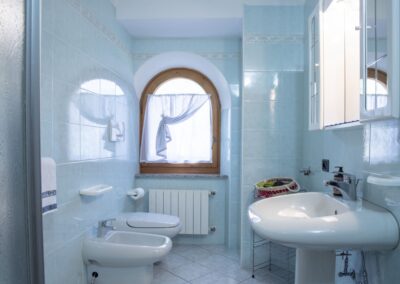 Bagno del Presanella con lavabo, bidet e finestra ad arco