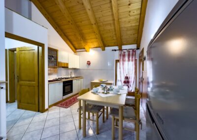 Zona giorno del Presanella vista dall'ingresso, con cucina e tavolo