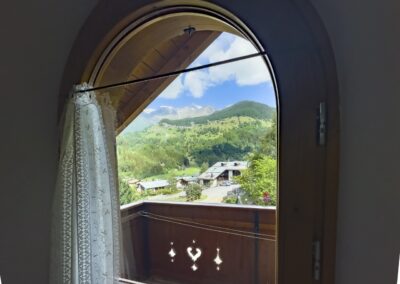 Finestra ad arco del Presanella affacciata sulle montagne di Cogolo di Peio
