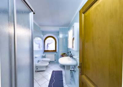 Bagno del Presanella con doccia, bidet e lavabo