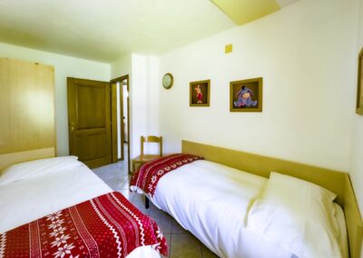 Camera del Presanella con letto singolo e copriletto rosso