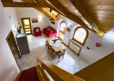 Zona giorno del Vioz vista dall'alto, con scala interna in legno