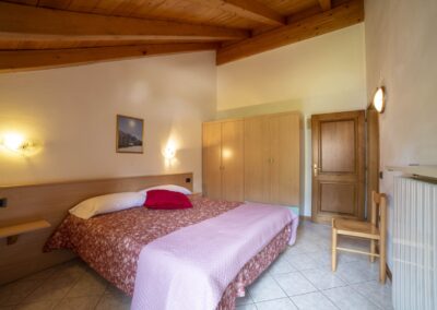 Camera matrimoniale del Vioz con comodini e sedia in legno