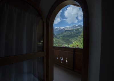 Finestra ad arco del Vioz affacciata sulle montagne della Val di Peio