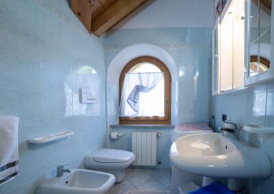 Bagno del Vioz con lavabo, bidet e finestra ad arco
