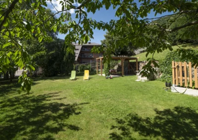 Giardino di Casa Bamby con prato, area relax e staccionata in legno