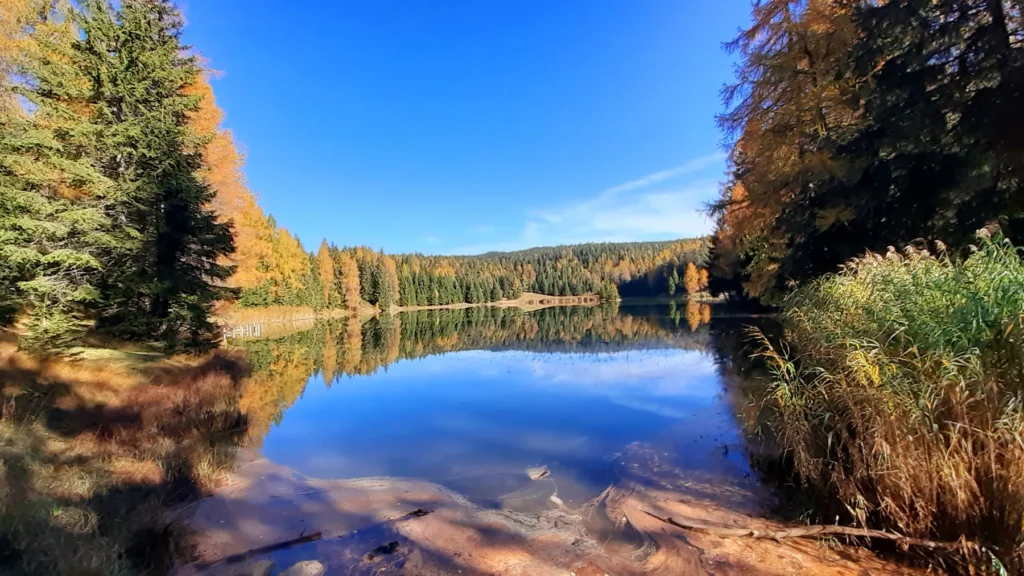 Un lago d'autunno