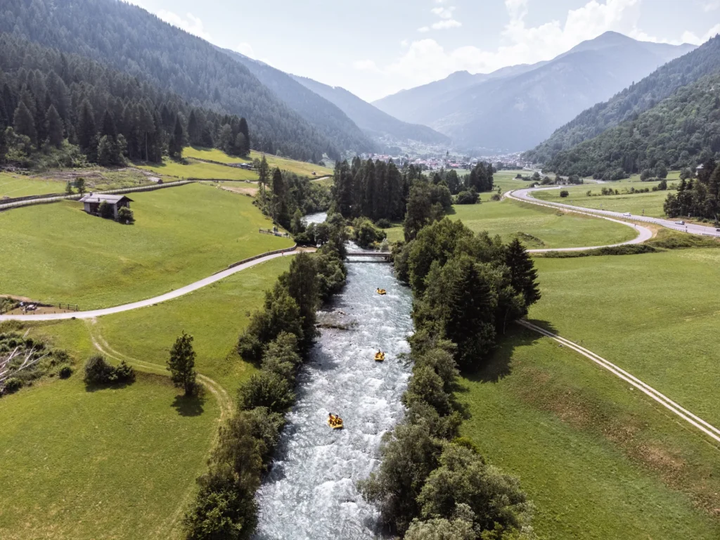 La Val di Peio vista dall'alto in estate, con il fiume Noce che attraversa i prati