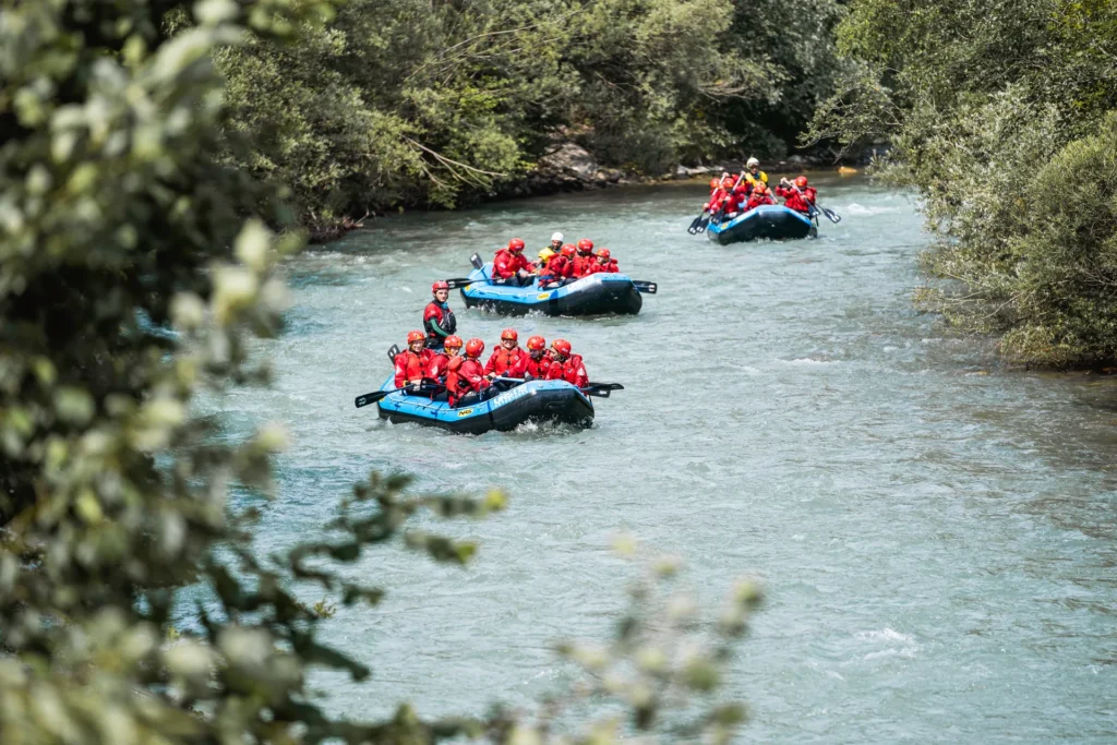Gommoni da rafting sulle acque turchesi del torrente Noce
